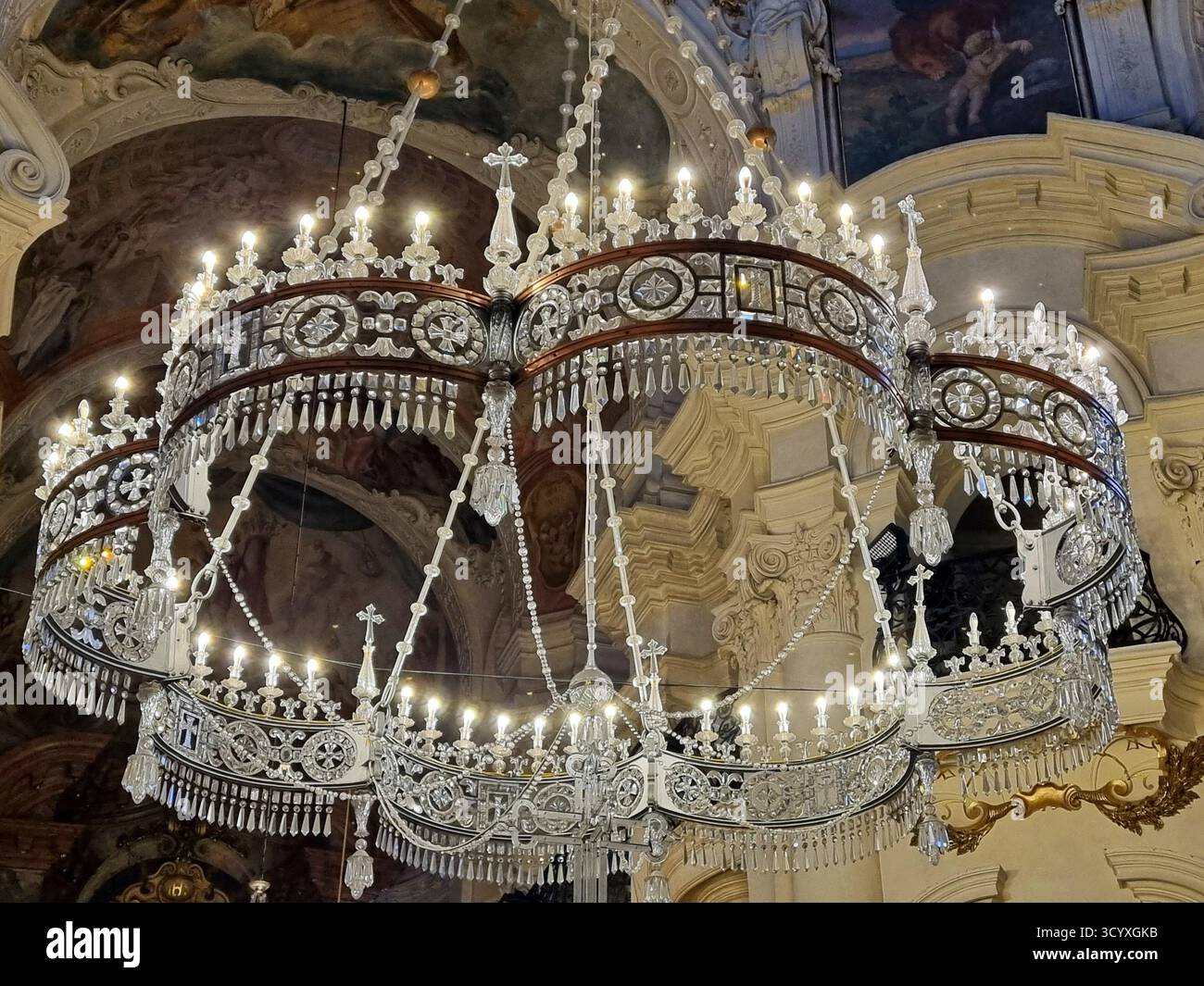 Un enorme lampadario di cristallo all'interno della Cattedrale di San Nicola a Praga, Repubblica Ceca Foto Stock