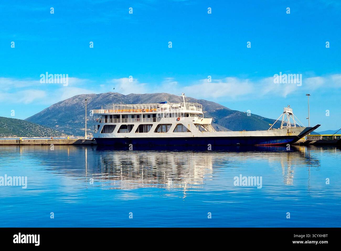 Naviga sul mare con il traghetto greco Vasos e splendidi riflessi nella città portuale di Sami, Cefalonia, Grecia Foto Stock