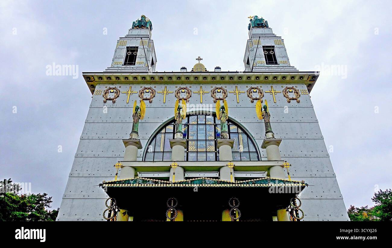 Facciata della chiesa di San Leopoldo, capolavoro architettonico di otto Wagner, contro il cielo coperto a Vienna, Austria Foto Stock