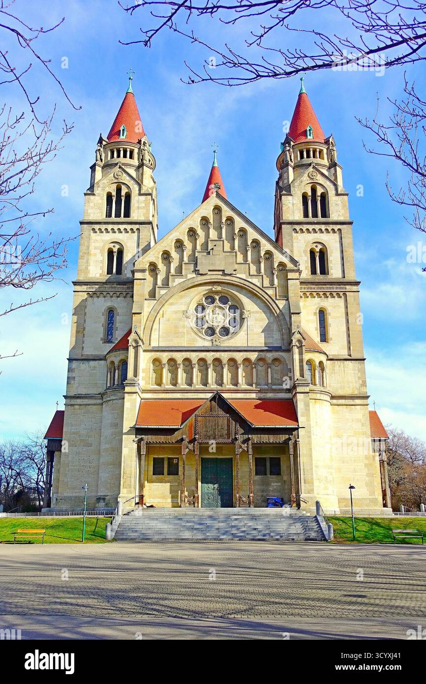 Veduta della facciata festosa della Chiesa di San Francesco d'Assisi contro un cielo blu. Vienna, Austria Foto Stock
