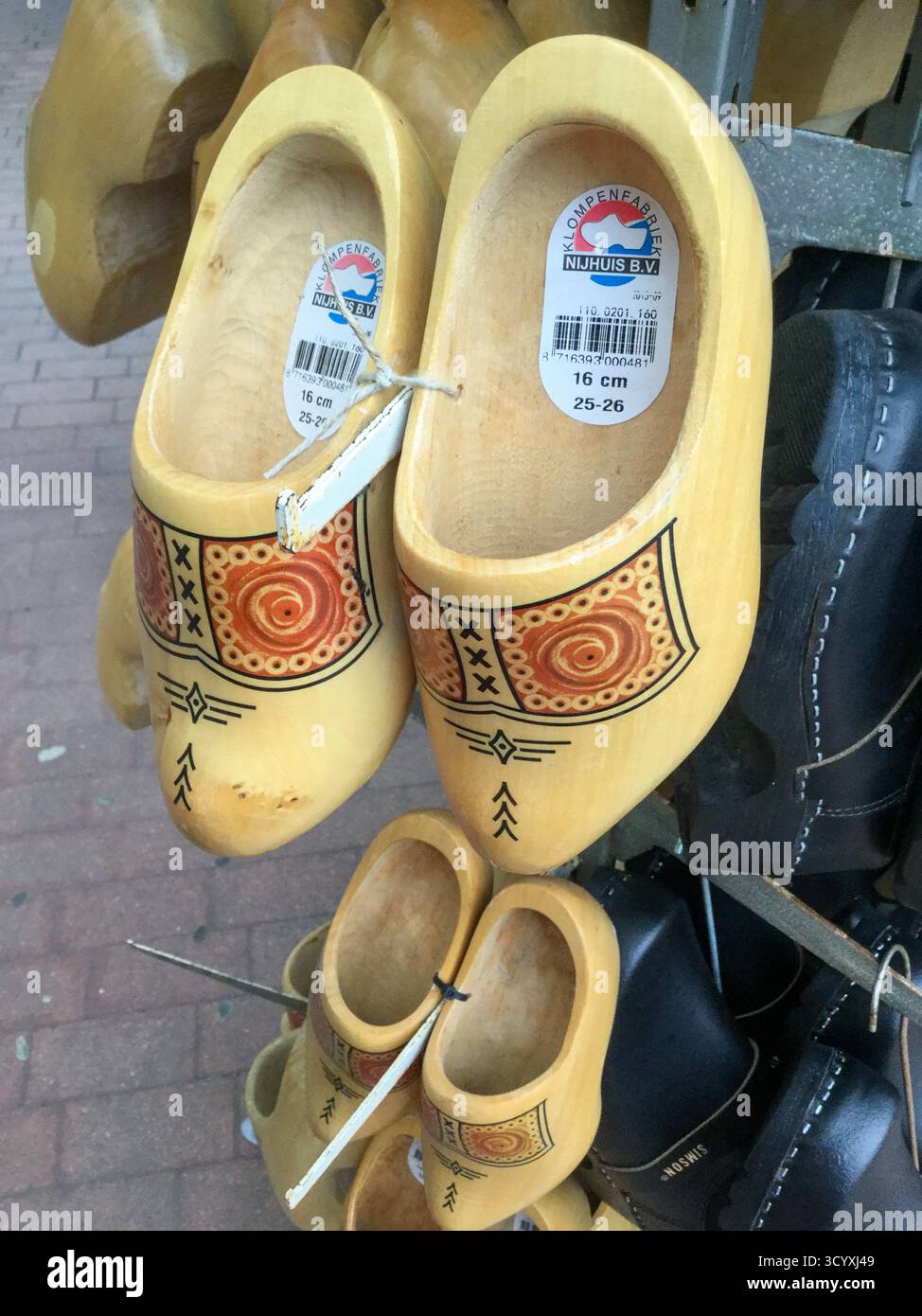 Oostelijke Bouwstreek a Groningen , Paesi Bassi- 19.10.2016: Zoccoli tradizionali olandesi in legno con motivi decorativi esposti in un negozio di souvenir Foto Stock