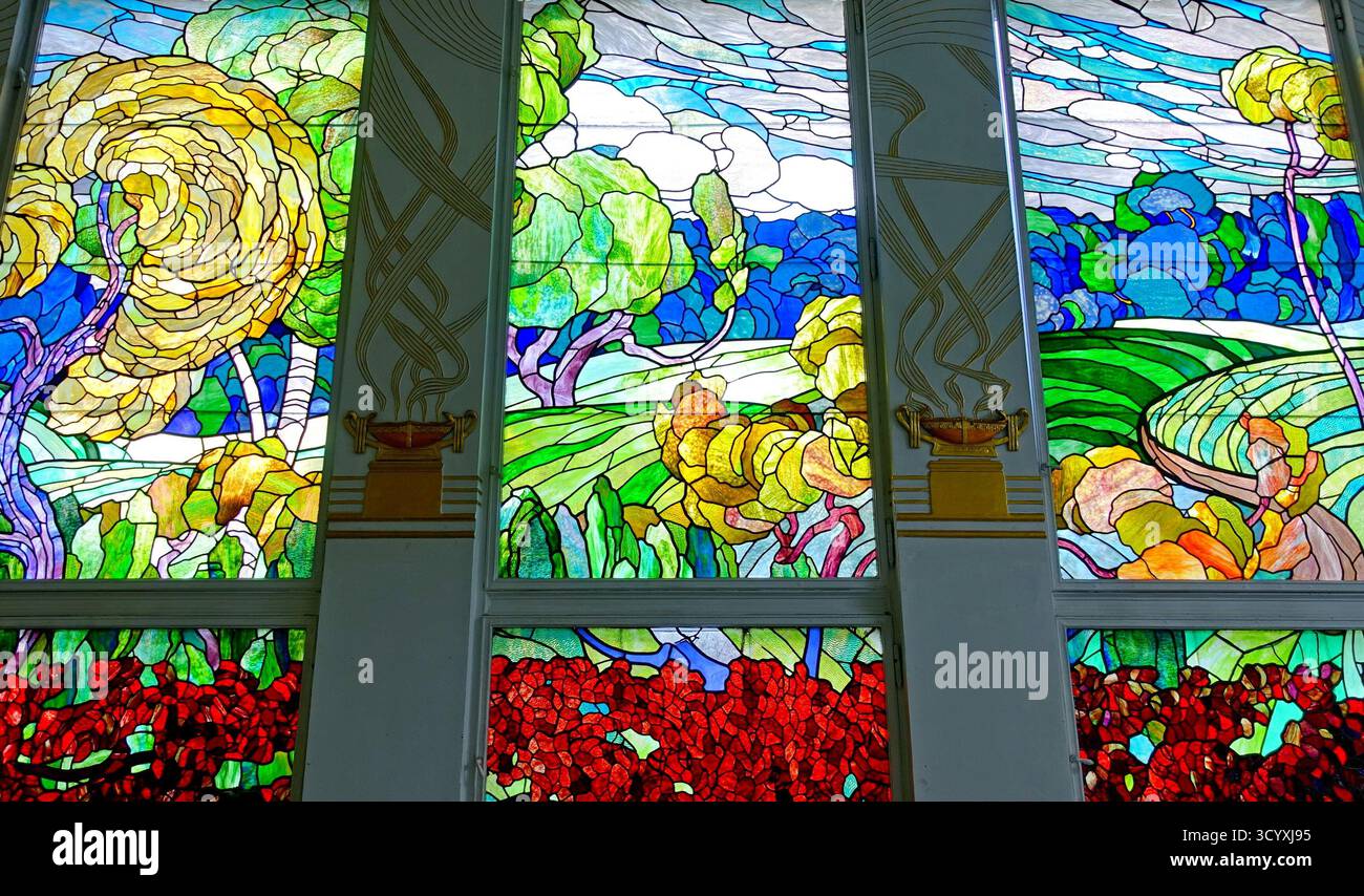 Vetrate colorate nella sala Adolf Böhm del Museo Ernst Fuchs di Vienna, Austria Foto Stock