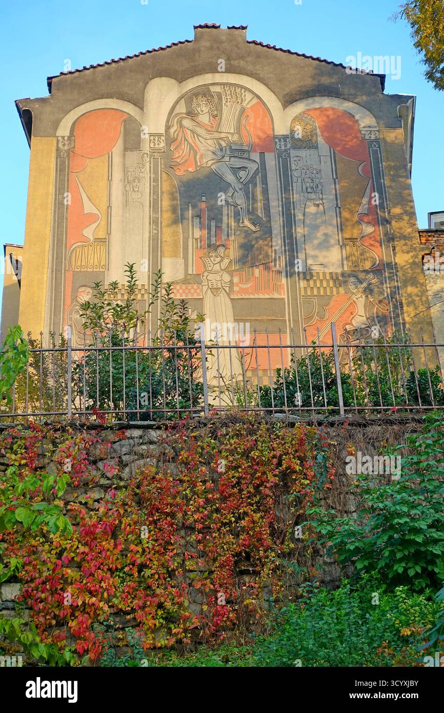 Un murale sul muro di un edificio autunnale di Plovdiv, Bulgaria Foto Stock