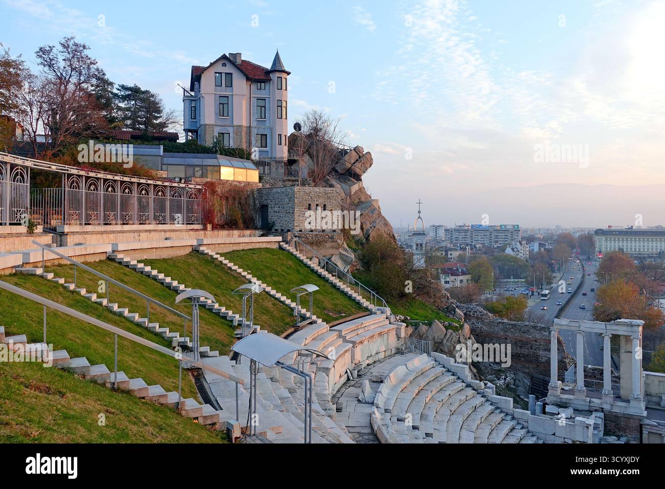 Paesaggio urbano autunnale con rovine del teatro romano al crepuscolo a Plovdiv, Bulgaria Foto Stock