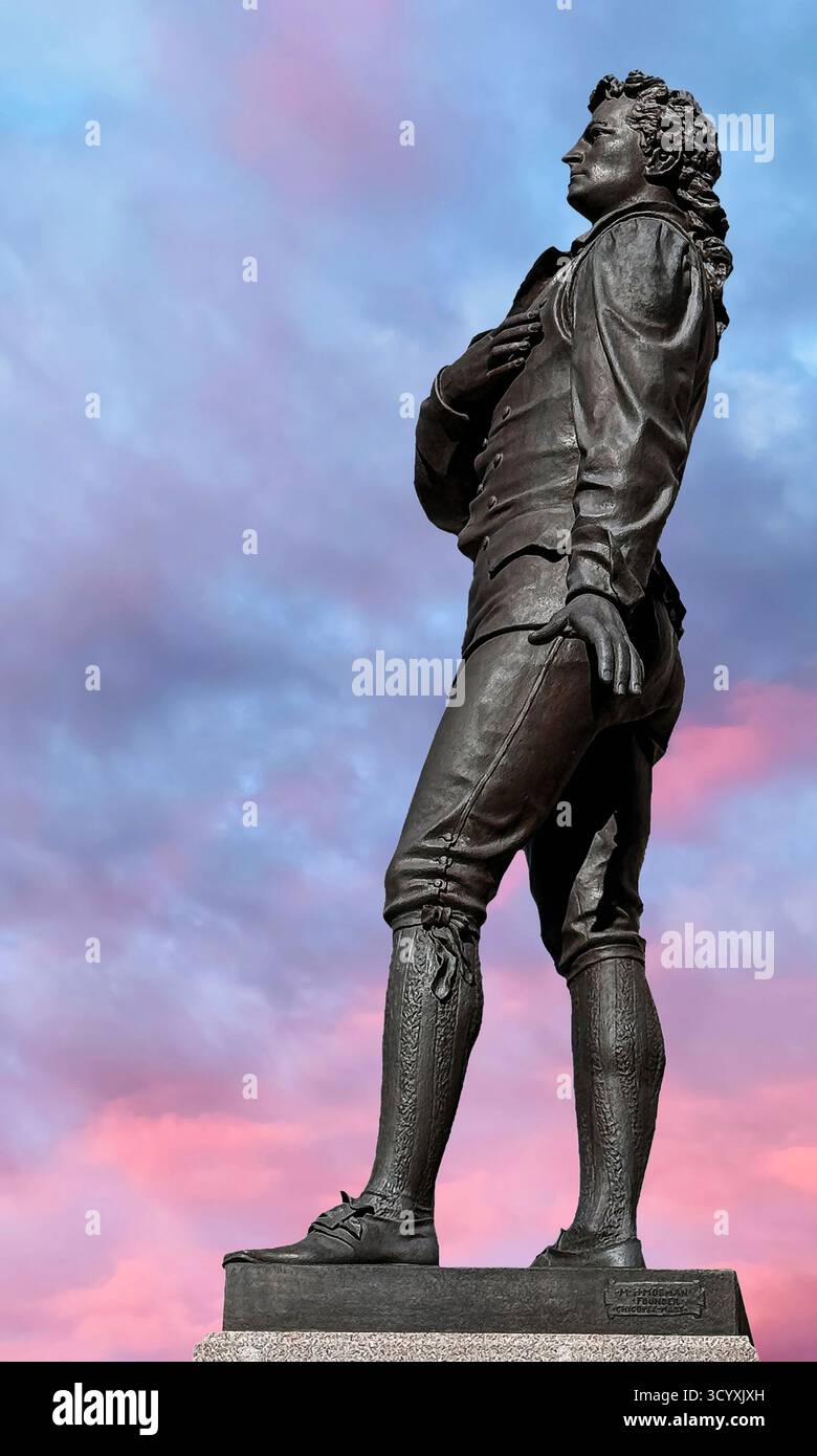 Statua di Nathan Hale con cielo colorato. Statua di bronzo restaurata su un cielo colorato, che crea uno sfondo spettacolare. Foto Stock