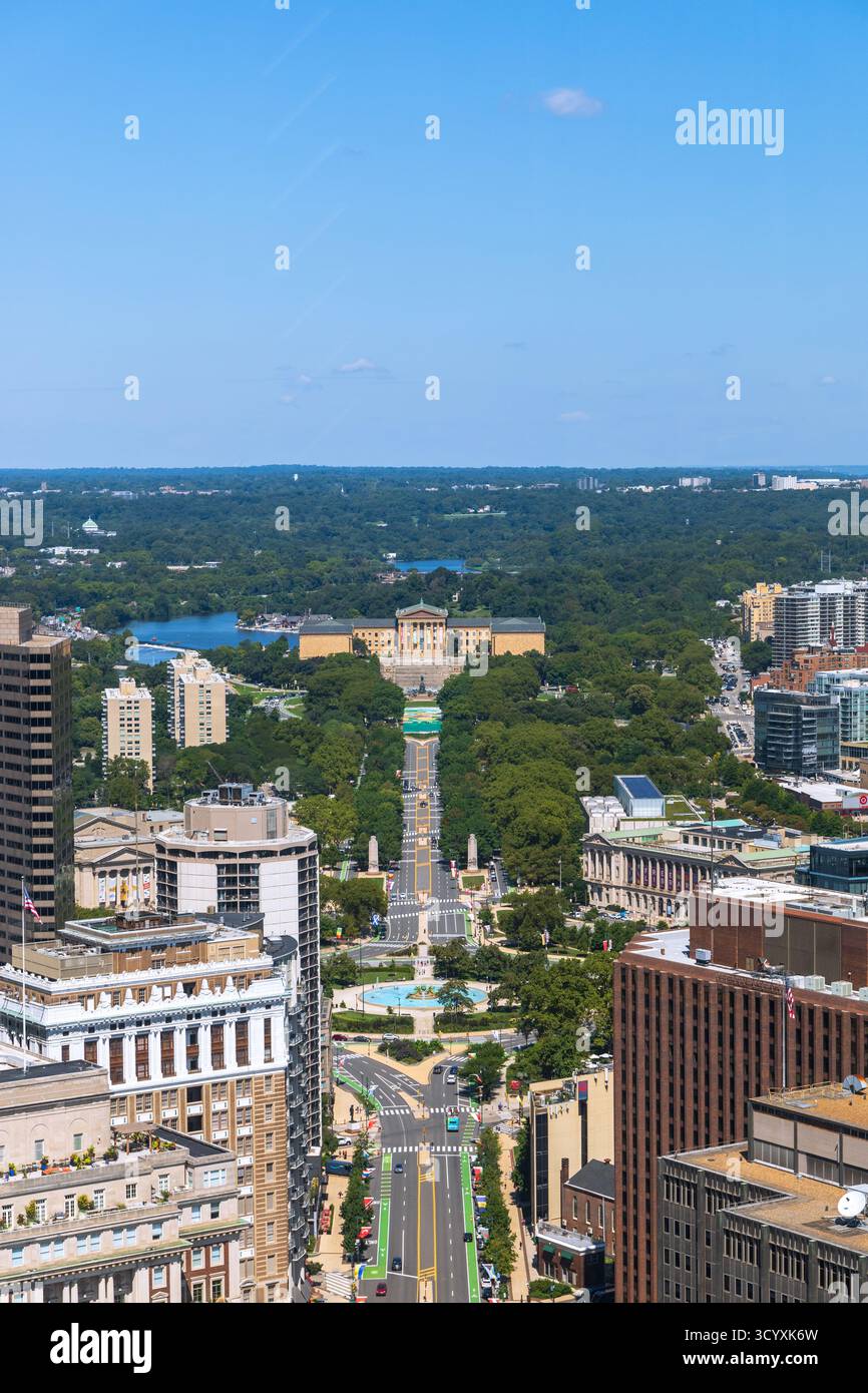 Vista del Philadelphia Museum of Art con un grande parco verde nel mezzo. Il parco è circondato da edifici alti e ha una grande fontana nel mezzo Foto Stock Vista del Philadelphia Museum of Art con un grande parco verde nel mezzo. Il parco è circondato da edifici alti e ha una grande fontana nel mezzo Foto Stock