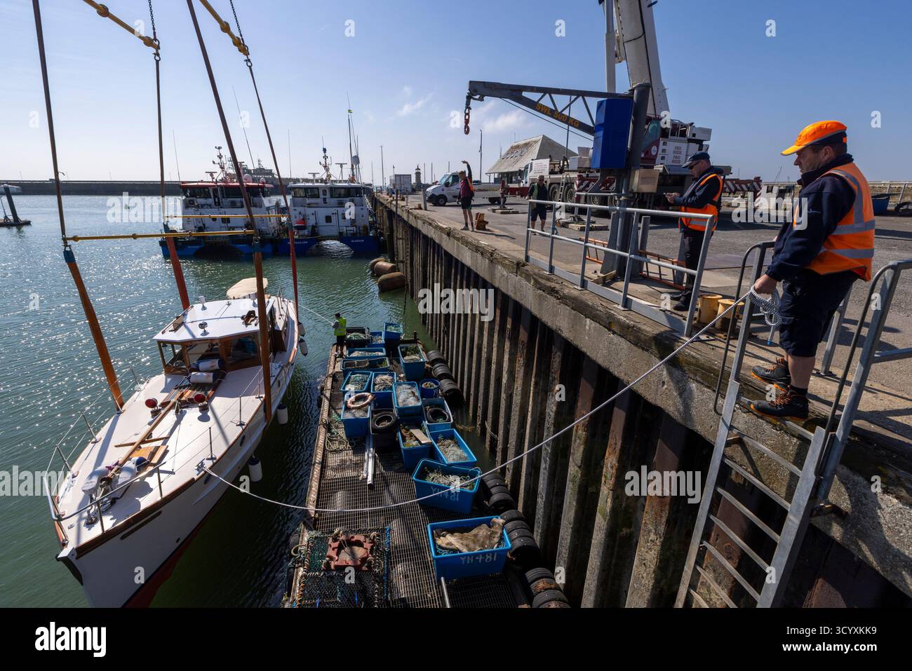 La Ryegate II, una piccola nave di Dunkerque, dopo importanti lavori di restauro in Olanda, arriva su strada e viene abbassata nel porto di Ramsgate dalla banchina Foto Stock