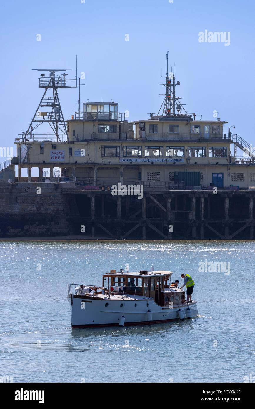 La Ryegate II, una piccola nave di Dunkerque, dopo importanti lavori di restauro in Olanda, arriva su strada e viene abbassata nel porto di Ramsgate dalla banchina Foto Stock