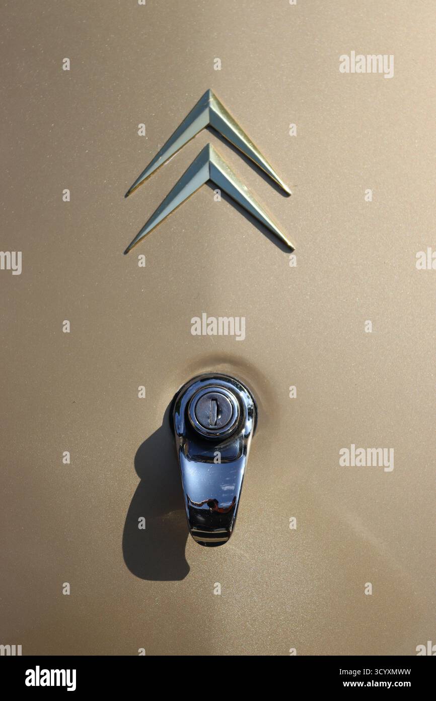 Il logo a doppia chevron sul cofano del bagagliaio di un'iconica Citroen DS21 Pallas EFI . Il logo rappresenta due ruote dentate che si ingranano con i denti a V. Foto Stock