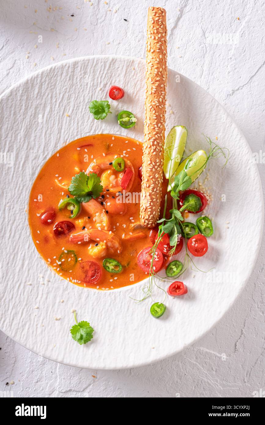 Elegante zuppa tailandese, elegante e gustosa. Zuppa tailandese come piatto di placcatura esclusivo. Foto Stock