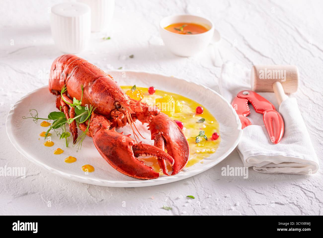 Elegante aragosta al vapore con salsa di arancia e burro. Pesce delizioso e tradizionale. Foto Stock