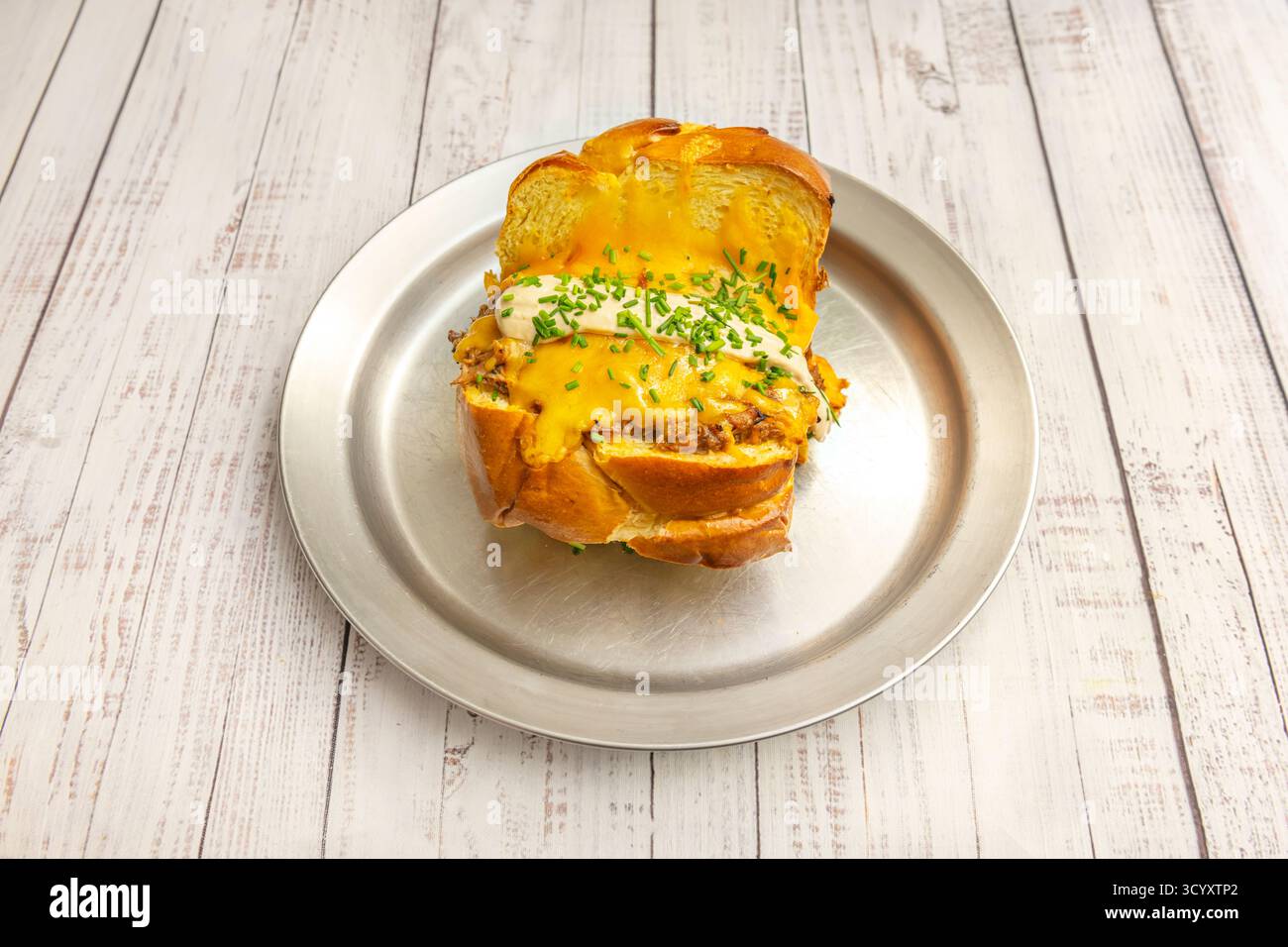 Pubblicizzare la natura morta con un hamburger perfettamente costruito, lati simmetrici e illuminazione artificiale controllata Foto Stock