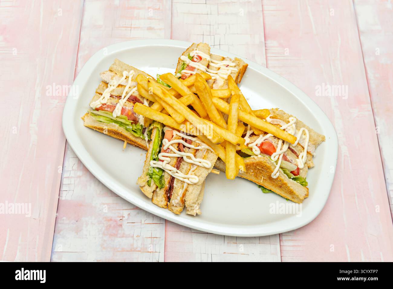 Classico sandwich misto con prosciutto cotto e formaggio Emmental fuso tra due fette di pane bianco tostato Foto Stock