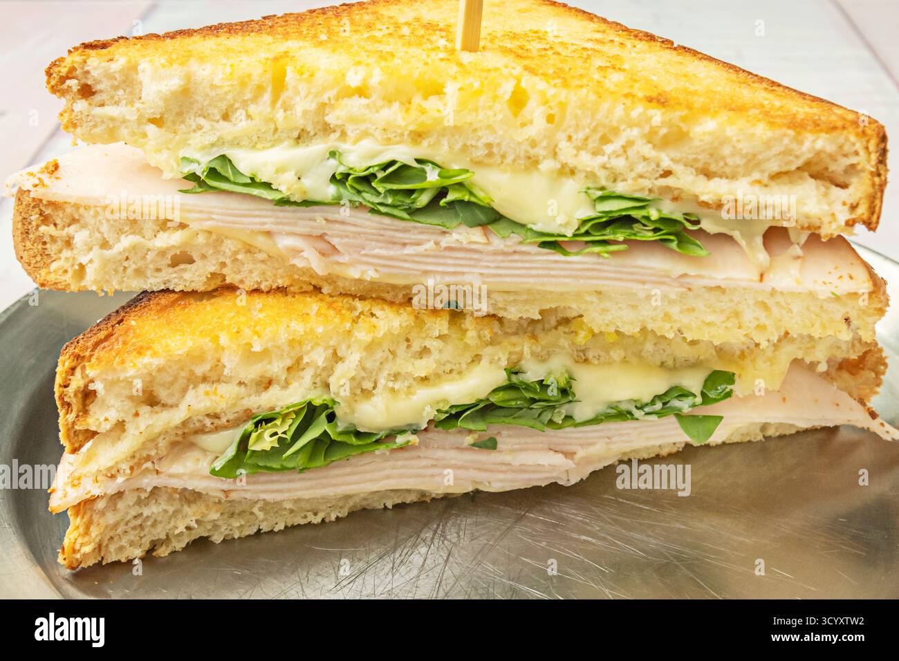 Sandwich di pollo Tandoori con yogurt, menta e cetriolo su pane bianco con spezie indiane Foto Stock