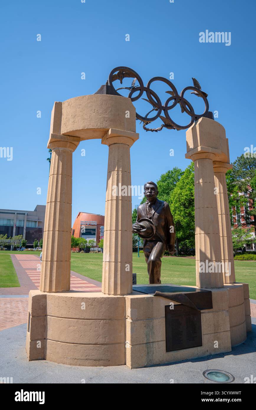 La statua del barone Pierre de Coubertin si trova sotto il monumento agli anelli Olimpici del Centennial Olympic Park Foto Stock
