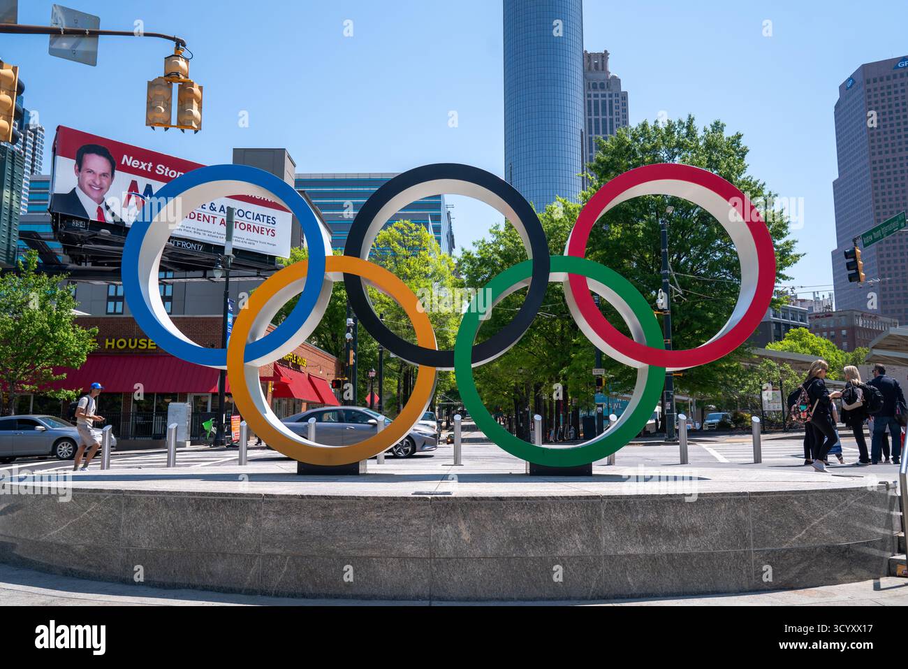 La scultura Olympic Rings si trova lungo Centennial Olympic Park Drive nel centro di Atlanta, per celebrare l'eredità della città dai Giochi estivi del 1996 Foto Stock