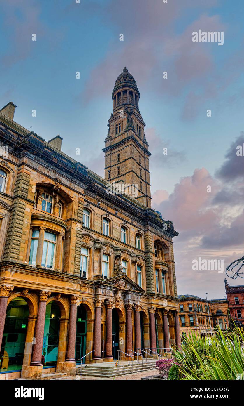 GREENOCK, SCOZIA - 19 agosto 2024: La Victoria Tower domina gli edifici municipali di Greenock, una struttura civica ornata del XIX secolo che simboleggia il Foto Stock