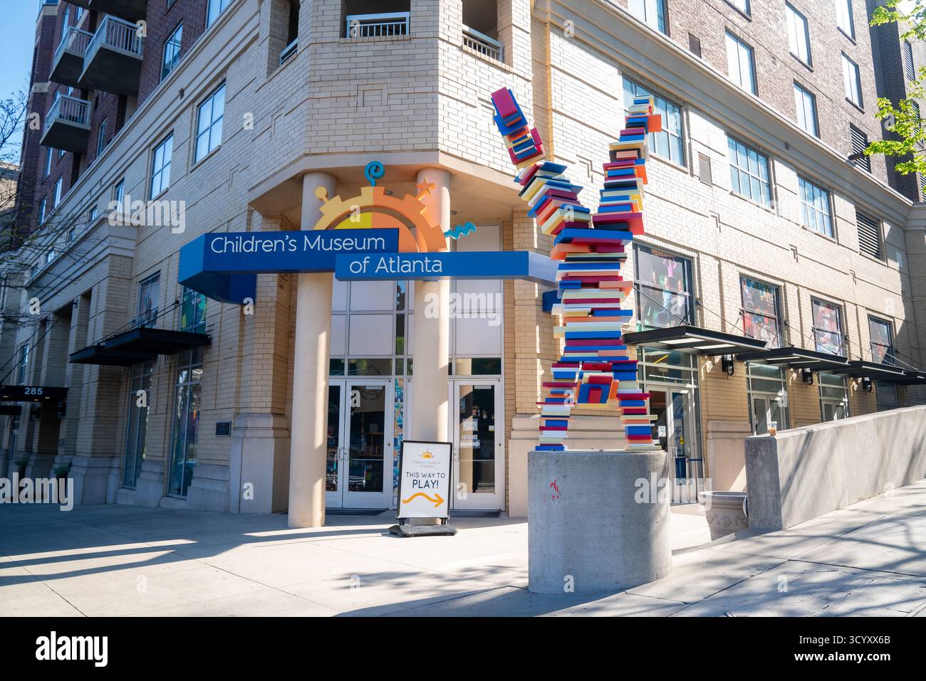 Vista frontale del Children's Museum of Atlanta, con i suoi esterni colorati e giocosi e l'invitante ingresso nel centro cittadino Foto Stock