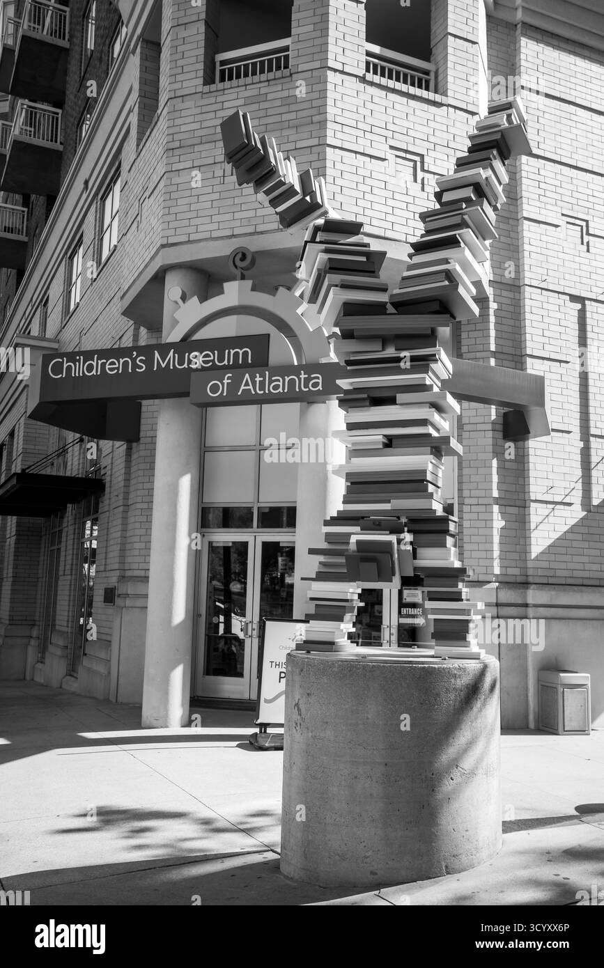 Vista frontale del Children's Museum of Atlanta, che mostra l'esterno colorato e giocoso e l'invitante ingresso in centro in bianco e nero Foto Stock