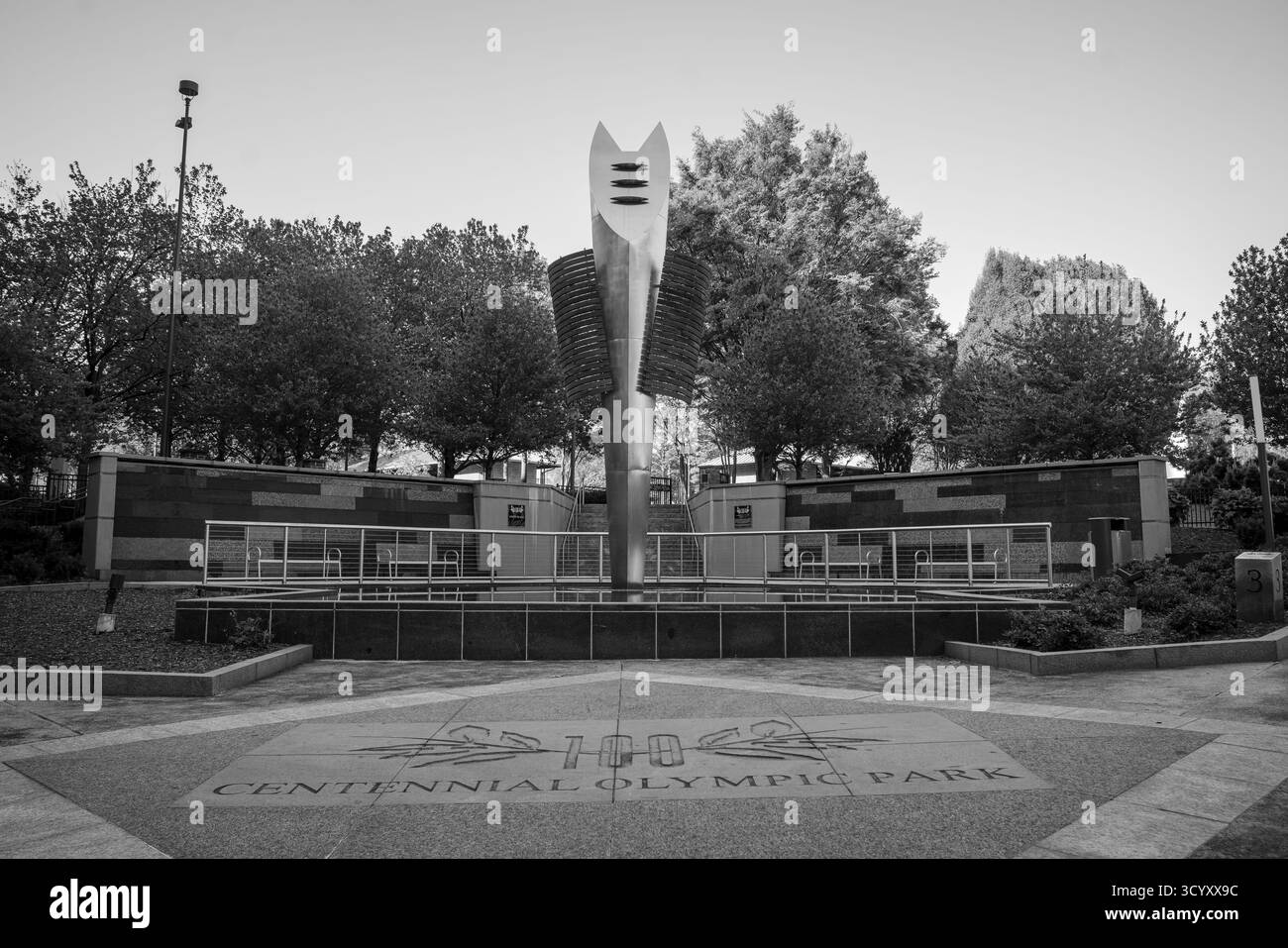 Ingresso plaza al Centennial Olympic Park, con la scultura della torcia in acciaio inossidabile, che celebra i Giochi Olimpici del 1996 in bianco e nero Foto Stock