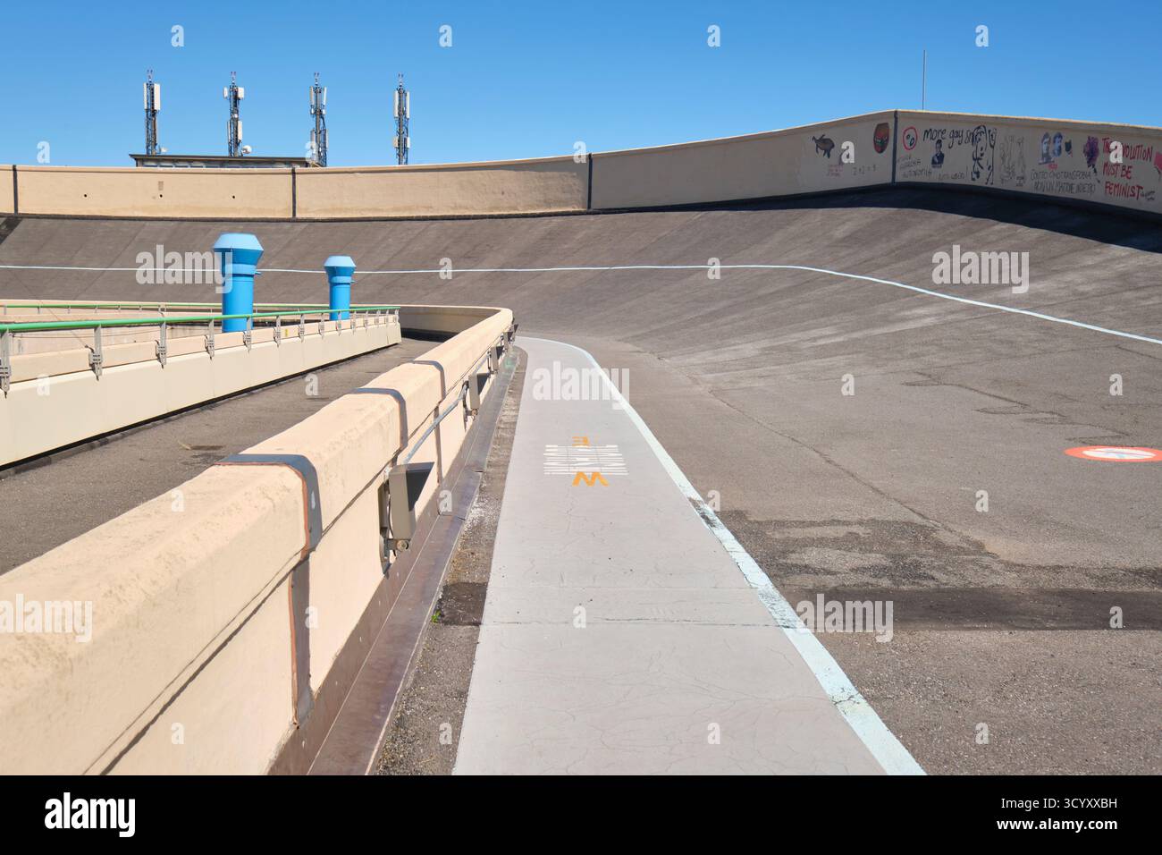 Graffiti artistici sulla pista di prova. Presso la Pinacoteca Giovanni e Marella Agnelli, museo d'arte moderna presso la vecchia sede della Fiat a Torino, Torino. Foto Stock