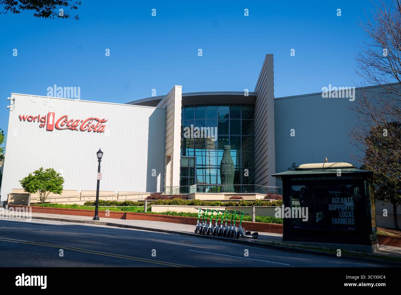 Un'ampia vista del mondo della Coca-Cola, vista da Baker Street nel centro di Atlanta. La siepe a forma di barattolo di Coca Cola può essere vista davanti Foto Stock