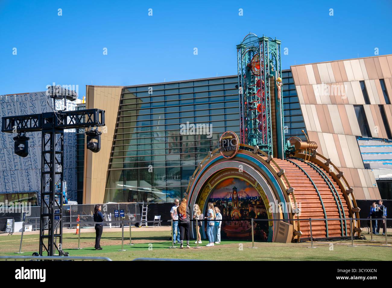 I visitatori si riuniscono intorno alla mostra promozionale Universal Epic Universe al di fuori del Coca-Cola World, che presenta una struttura a tema del portale temporale Foto Stock