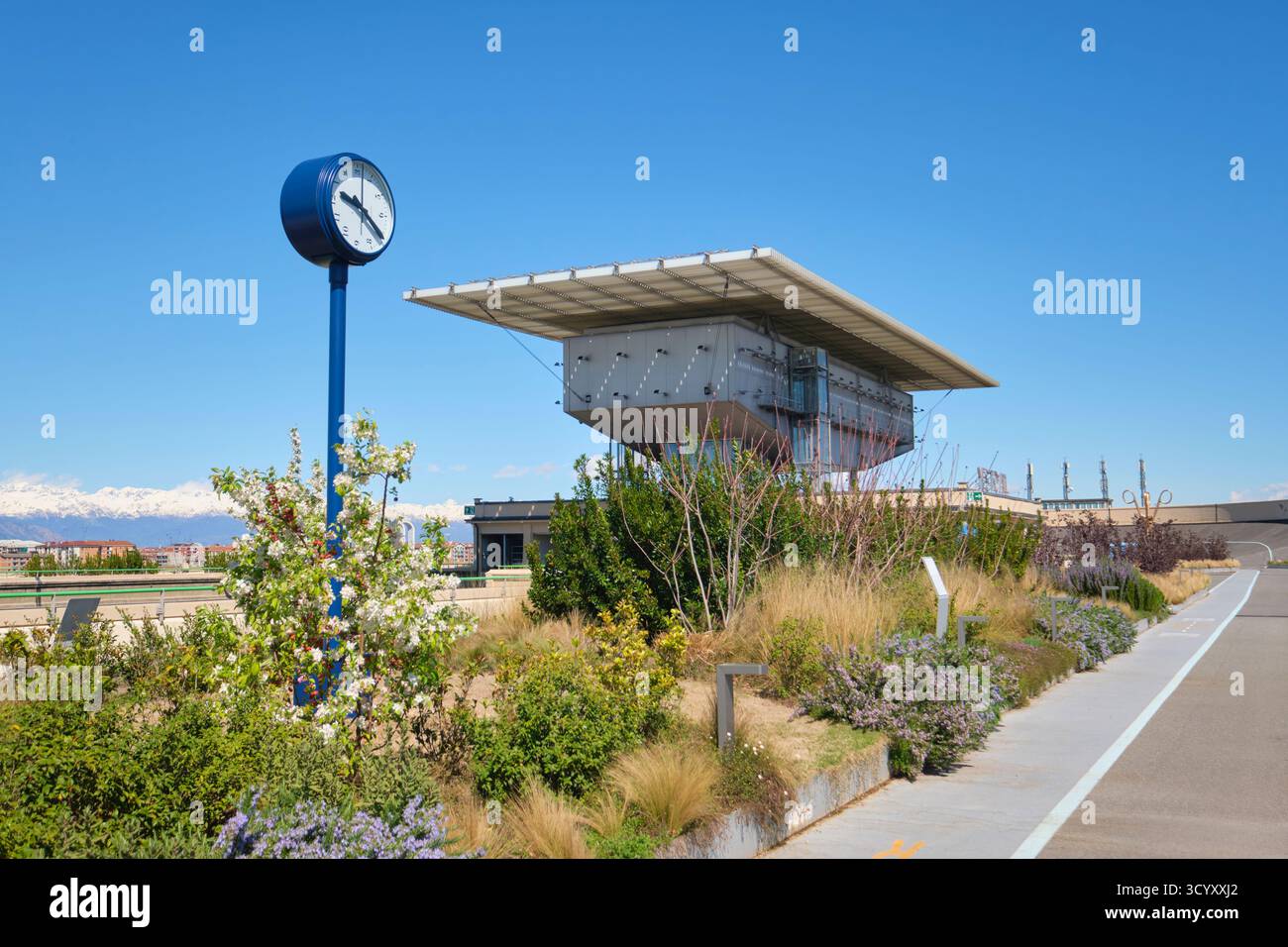 Orologio d'arte e ingresso alla Pinacoteca Giovanni e al museo d'arte moderna Marella Agnelli presso la vecchia sede della Fiat a Torino, Torino, Italia. Foto Stock