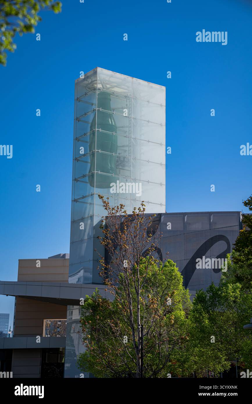 Una vista più ravvicinata della torre di vetro della Coca-Cola presso il World of Coca-Cola a Pemberton Place brilla sotto un cielo blu luminoso di Atlanta Foto Stock