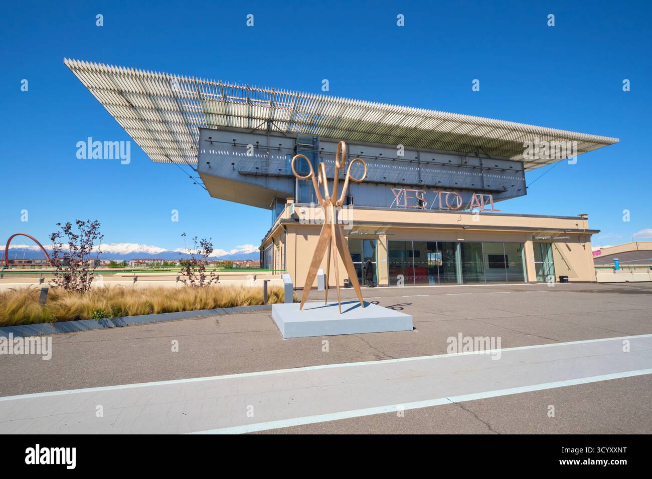 La facciata di ingresso della pista di prova della Pinacoteca Giovanni e del museo di arte moderna Marella Agnelli presso la vecchia sede della Fiat a Torino, Torino, Italia. Foto Stock