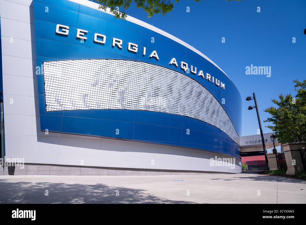 Vista esterna del Georgia Aquarium nel centro di Atlanta, che mostra l'architettura moderna di una delle attrazioni più popolari della città Foto Stock