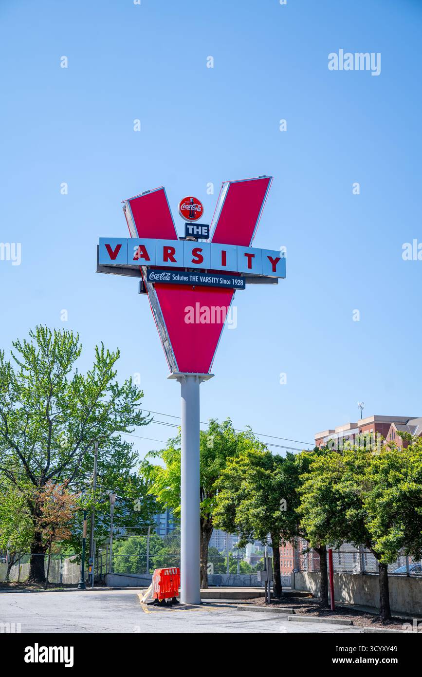 L'imponente insegna rossa "V" del Varsity, con il logo della Coca-Cola, si erge contro un cielo azzurro e limpido sopra l'area di parcheggio del ristorante Foto Stock