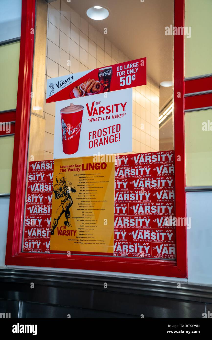 Vetrina presso il ristorante Varsity con il logo iconico, il poster dello slang e gli adesivi vintage che mettono in risalto questo simbolo di Atlanta Foto Stock