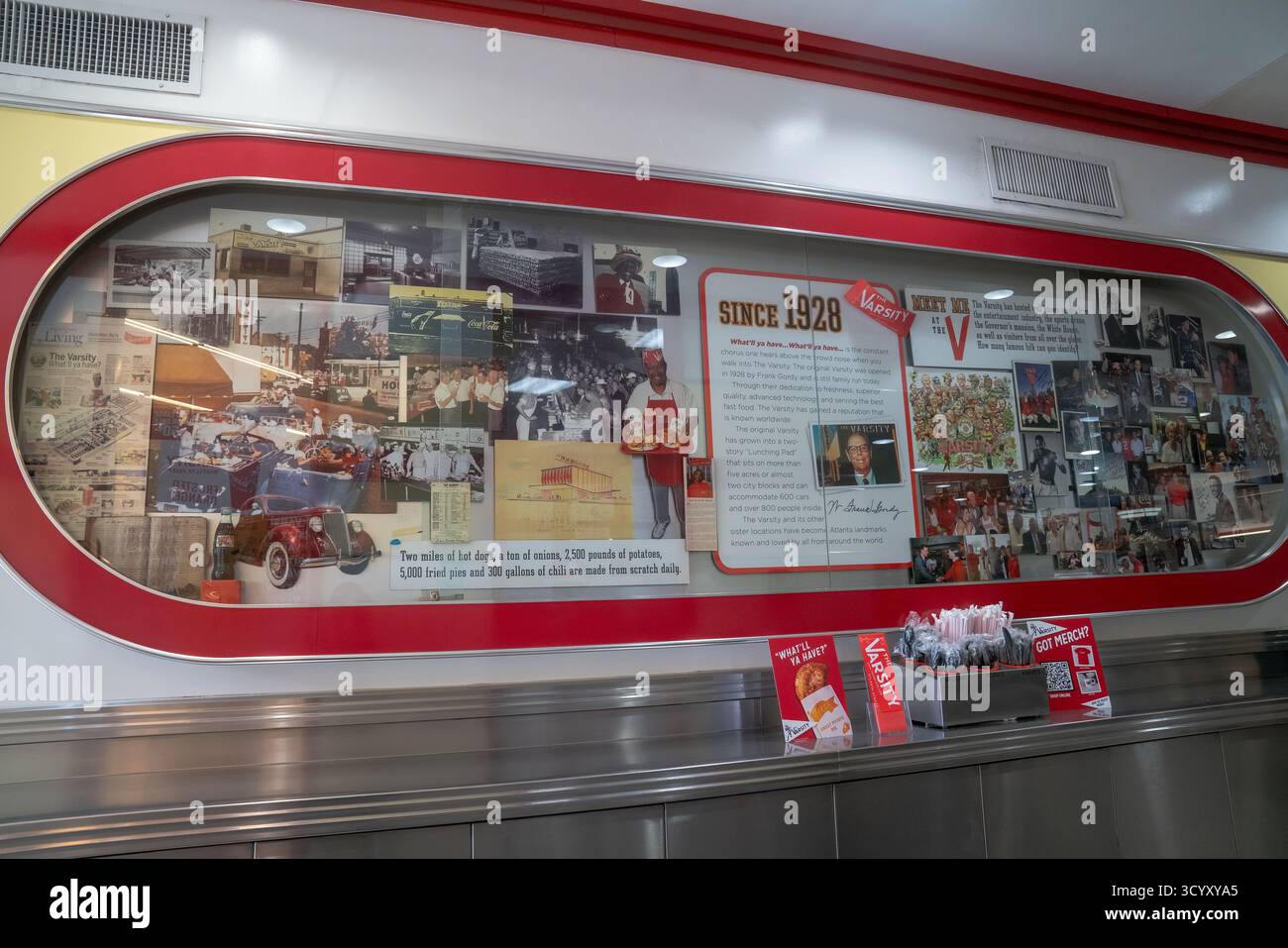 Un'esposizione a parete al Varsity mette in risalto la storia dell'iconico ristorante di Atlanta con foto d'epoca, cimeli e storie della sua fondazione nel 1928 Foto Stock
