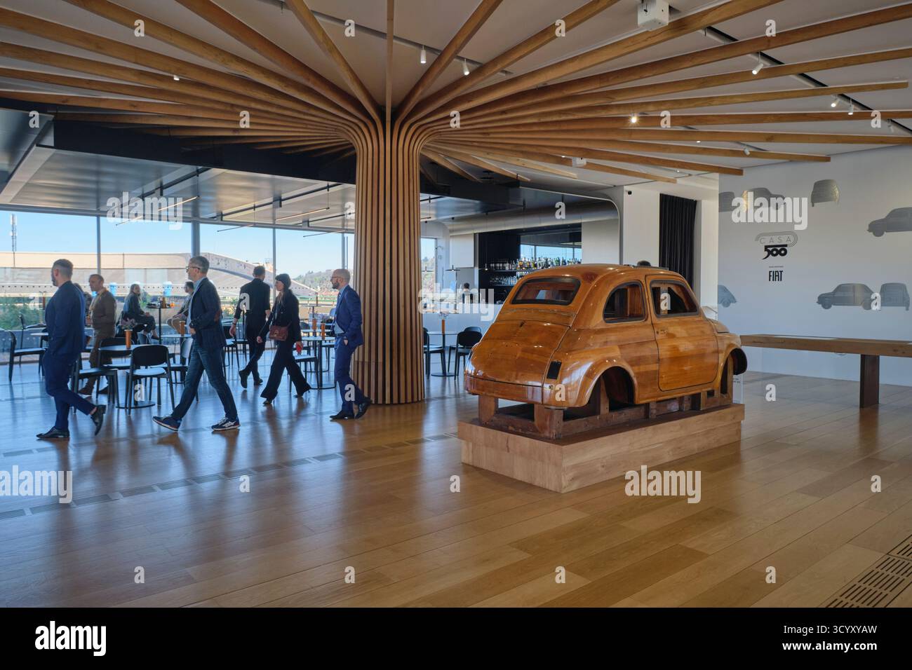 Dado in legno, modello di una Fiat 500 vicino al caffè. Presso il museo d'arte Pinacoteca presso la vecchia sede Fiat di Torino, Torino. Foto Stock