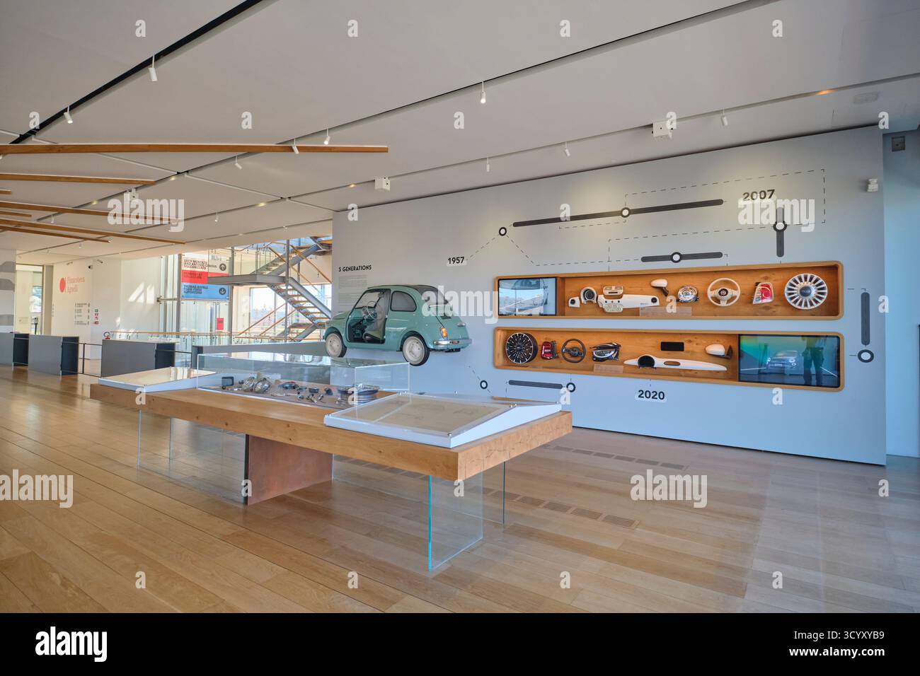 Espositore ricambi per la classica Fiat 500. Presso il museo d'arte Pinacoteca presso la vecchia sede Fiat di Torino, Torino. Foto Stock
