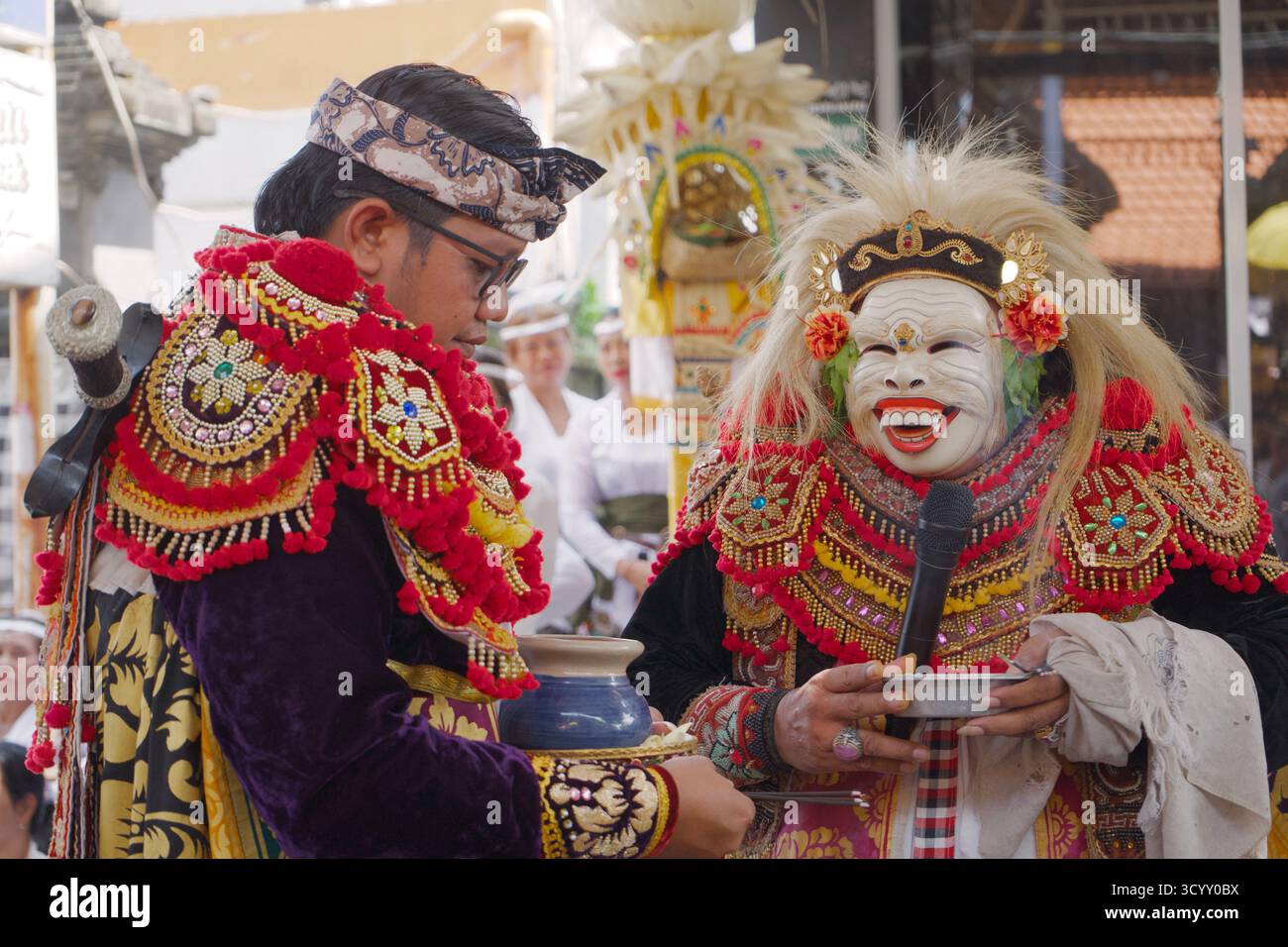 Sacerdote indù balinese e artista Topeng Sidakarya durante la cerimonia del tempio Foto Stock