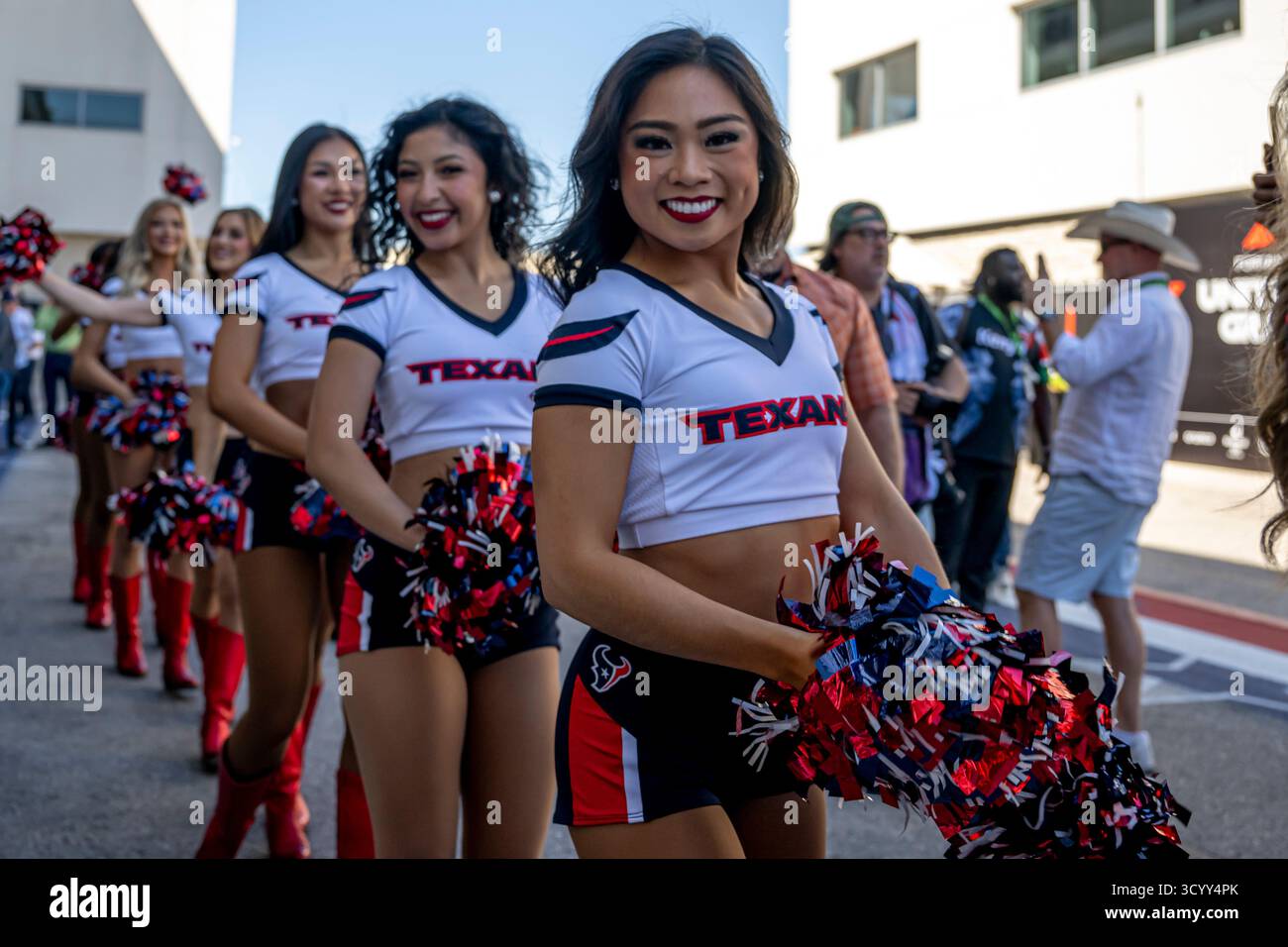 Austin, Texas, Stati Uniti, 19 ottobre 2025, Houston Texans Cheerleaders , Cheerleaders che partecipano alla giornata del Gran Premio degli Stati Uniti 2025, che si svolge ad Austin, Texas, Stati Uniti. Crediti: Michael Potts/Alamy Live News Foto Stock