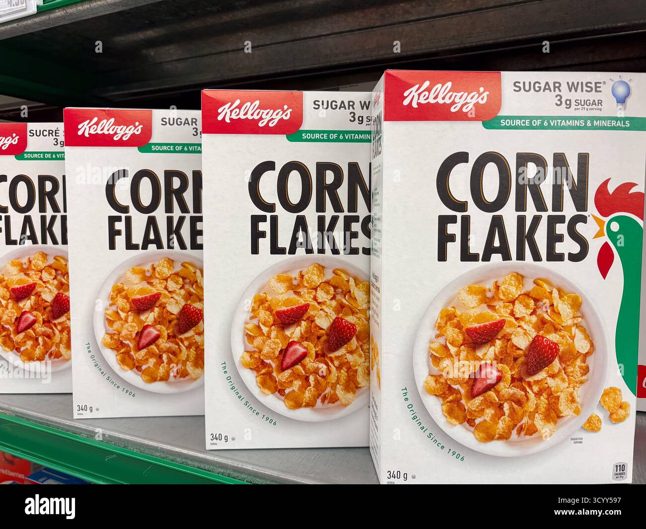 Le scatole di cereali Kellogg's Corn Flakes sono esposte in modo prominente su uno scaffale all'interno di un negozio di alimentari, sottolineando la scelta dei consumatori e le opzioni per la colazione. Foto Stock