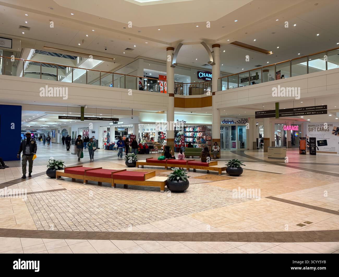 Bramalea City Centre, un grande centro commerciale coperto a più piani a Brampton, Canada, con vari negozi, scale mobili e acquirenti. Foto Stock Bramalea City Centre, un grande centro commerciale coperto a più piani a Brampton, Canada, con vari negozi, scale mobili e acquirenti. Foto Stock