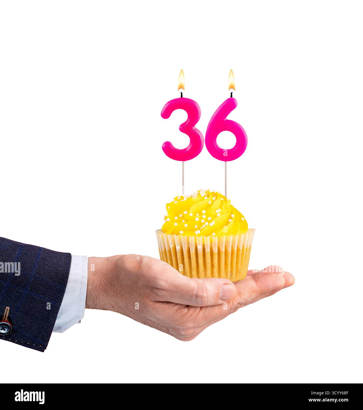 Mano che consegna un cupcake di compleanno - candela rosa, numero 36 su sfondo bianco Foto Stock
