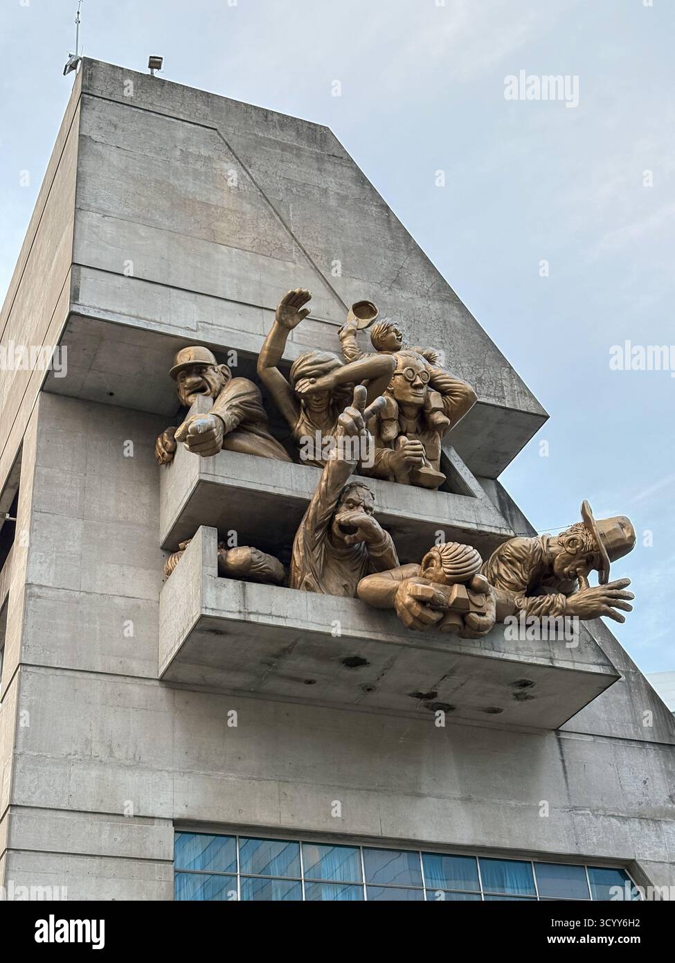 Il pubblico sono sculture all'aperto di Michael Snow, raffiguranti una folla acclamata all'esterno del Rogers Centre, che rappresenta gli spettatori di eventi sportivi Foto Stock