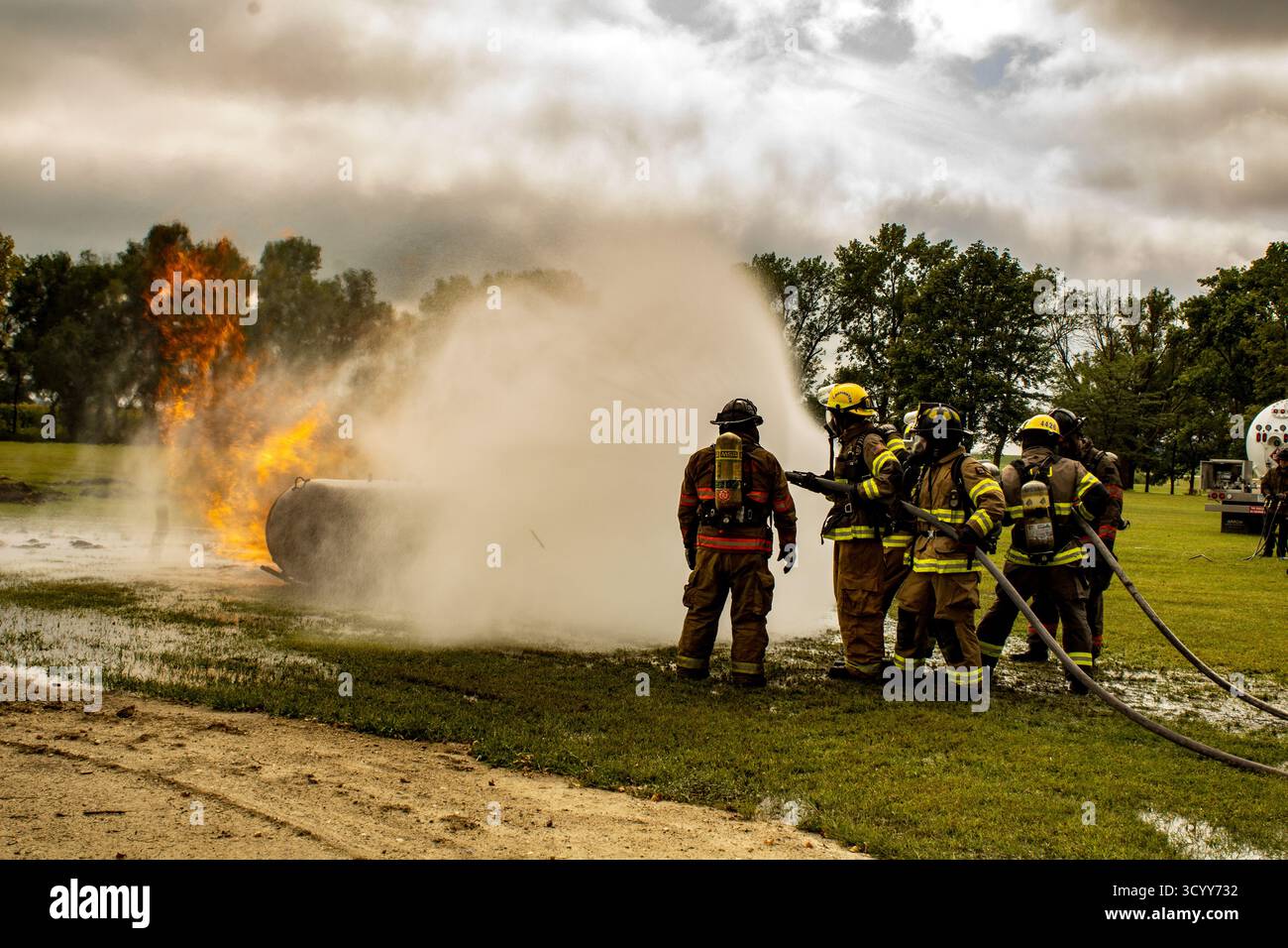 Lake Lillian, Minnesota, dipartimento dei vigili del fuoco, che completa un addestramento pratico con una simulazione del serbatoio di propano per servire al meglio la comunità. Foto Stock