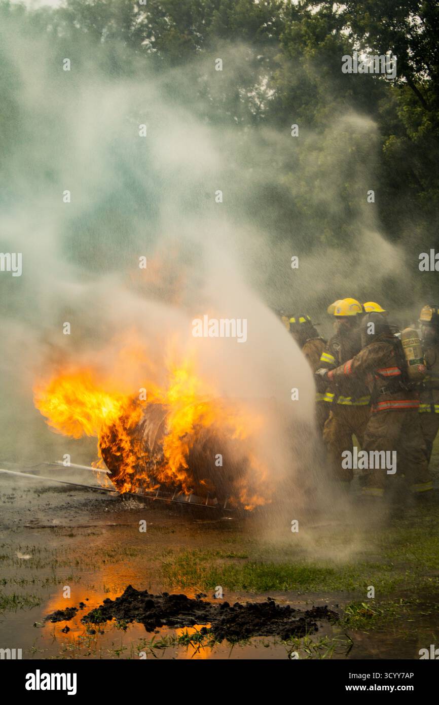Lake Lillian, Minnesota, dipartimento dei vigili del fuoco, che completa un addestramento pratico con una simulazione del serbatoio di propano per servire al meglio la comunità. Foto Stock