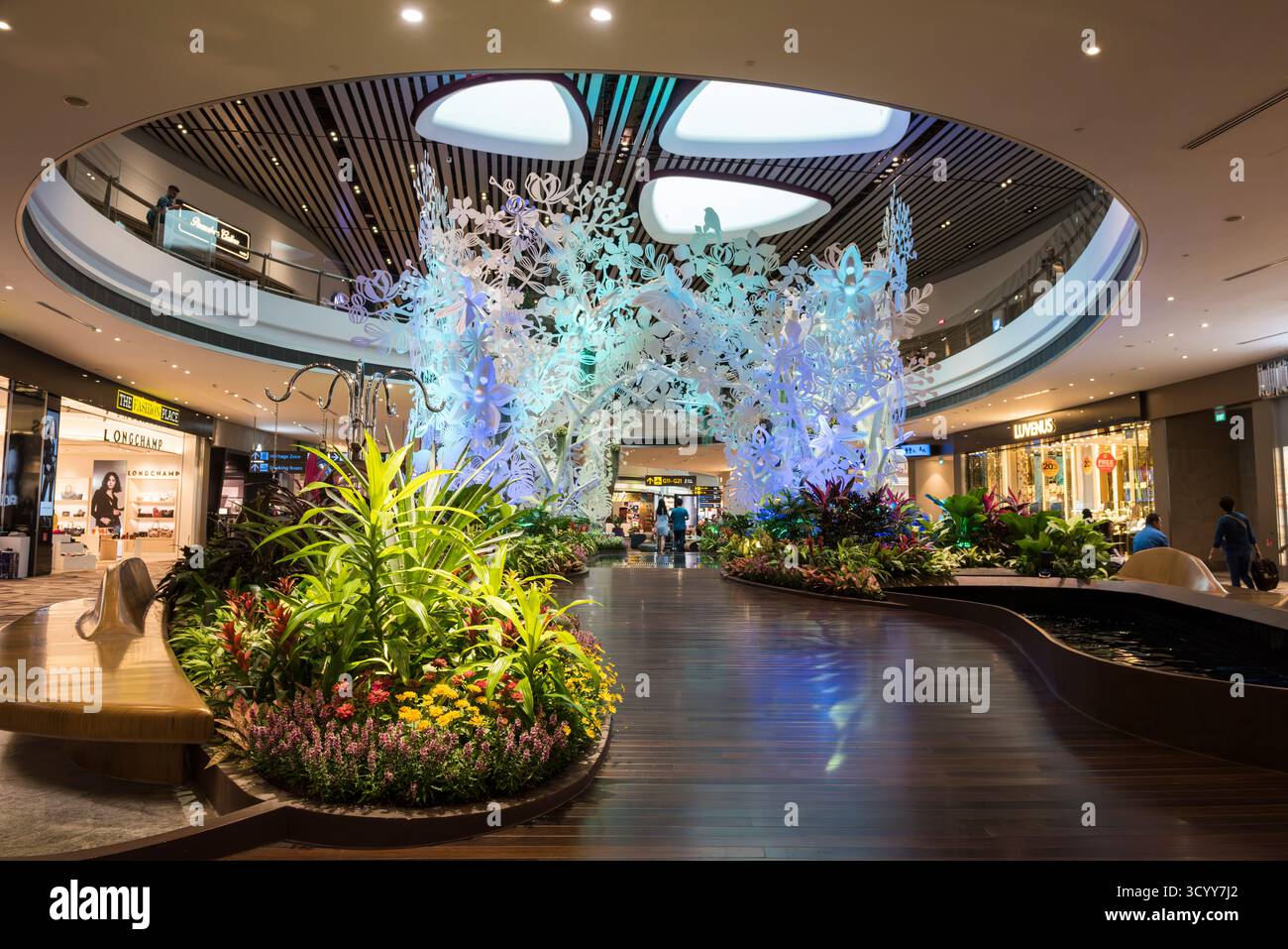 Singapore - 22 ottobre 2018: Steel in Bloom è un'installazione artistica e giardino interno nel Terminal 4 dell'aeroporto Changi. Foto Stock