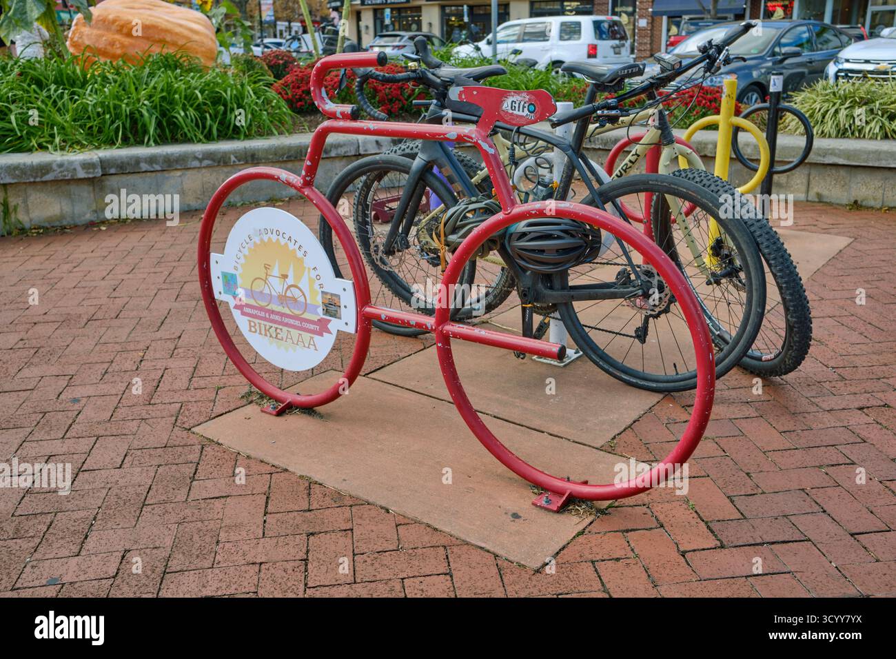Portabiciclette nel centro di Annapolis, Maryland, offre un comodo parcheggio per ciclisti tra strade storiche, boutique e un vivace paesaggio urbano. Foto Stock