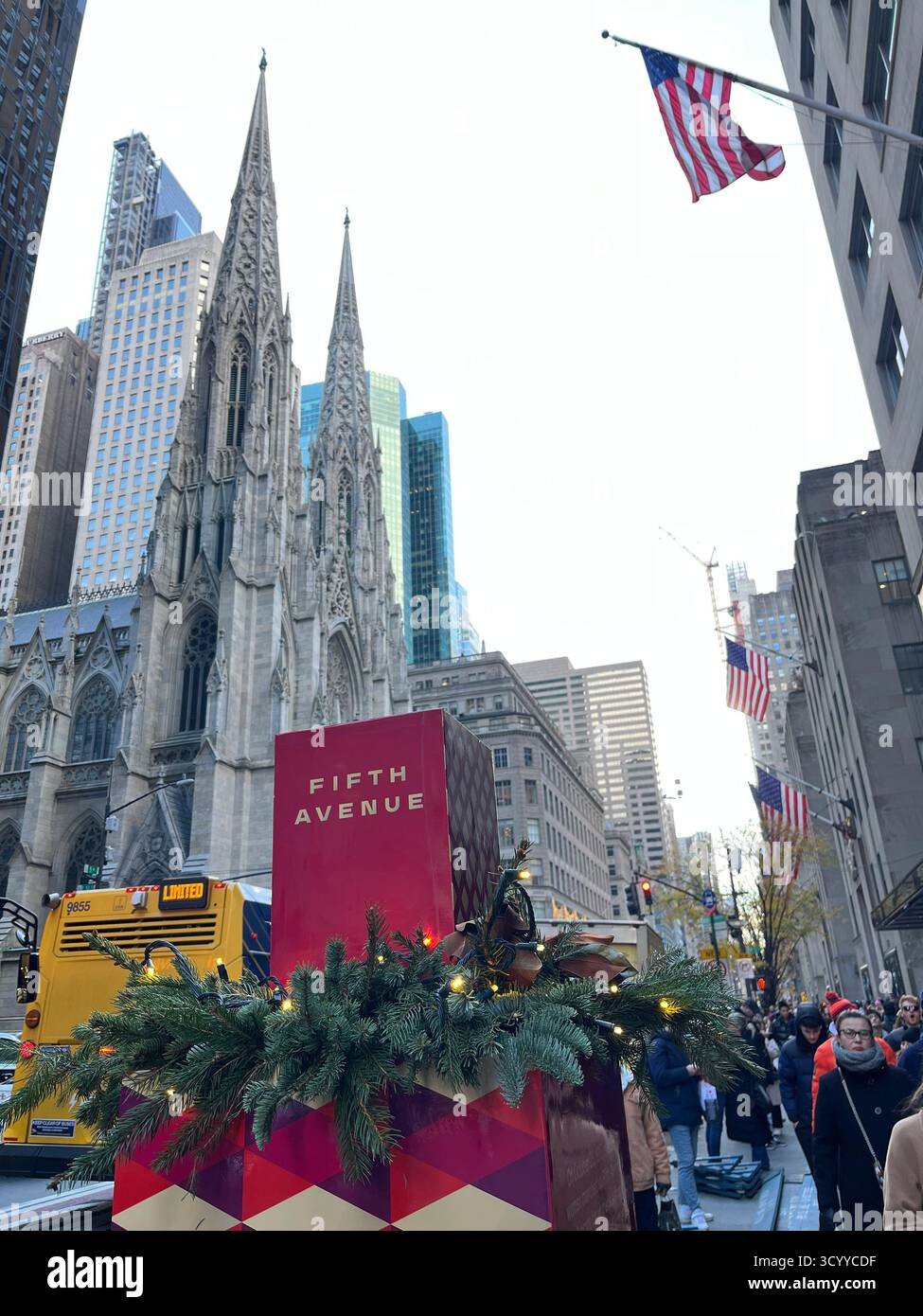 Decorazioni natalizie e luci natalizie al Rockefeller Center, New York City, USA. - Immagine stock catturata con smartphone
