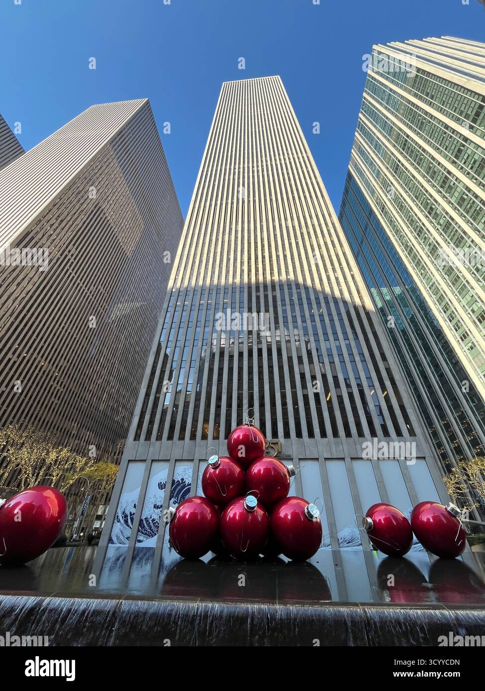 Decorazioni natalizie e luci natalizie al Rockefeller Center, New York City, USA. - Immagine stock catturata con smartphone