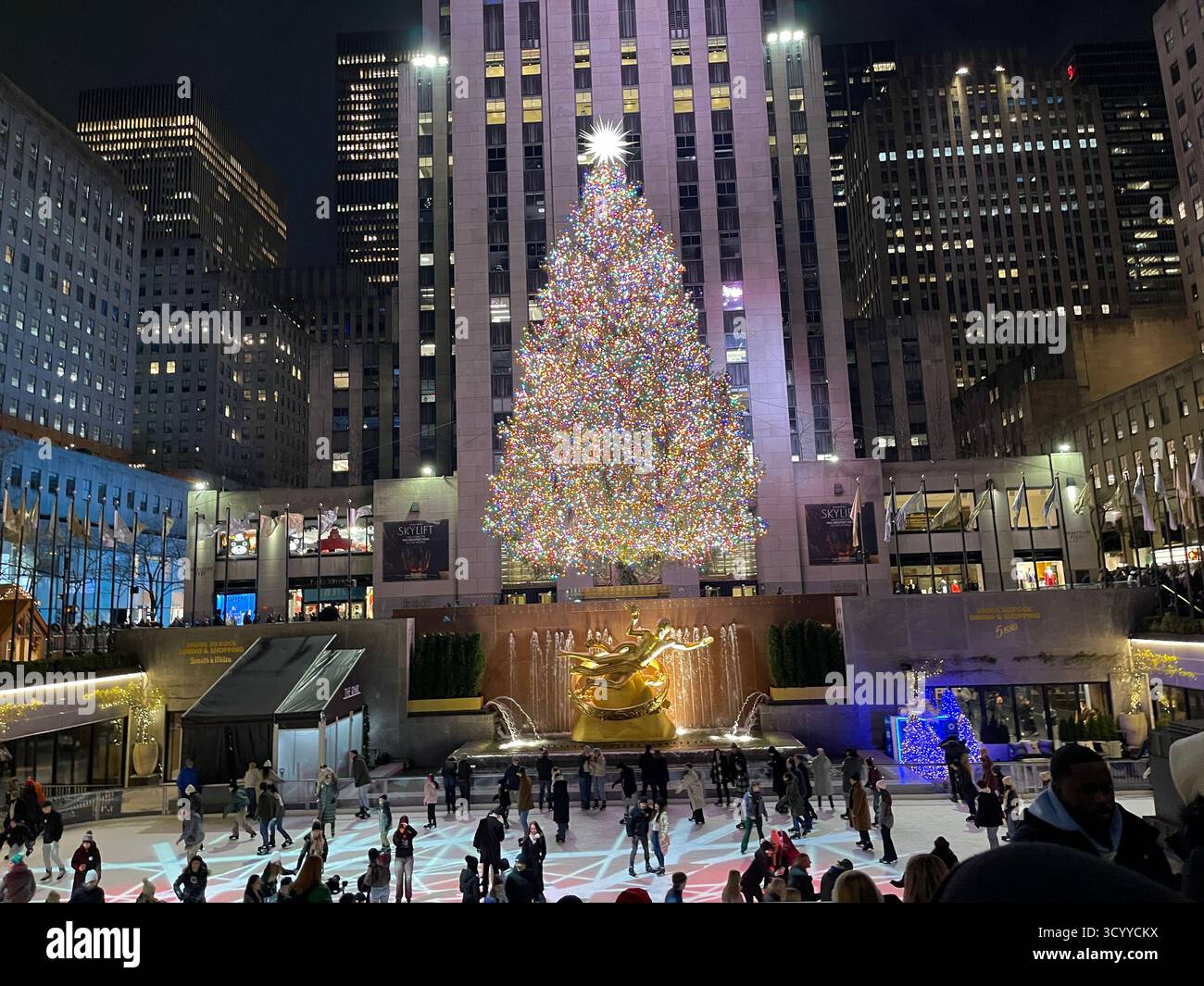 Decorazioni natalizie e luci natalizie al Rockefeller Center, New York City, USA. - Immagine stock catturata con smartphone