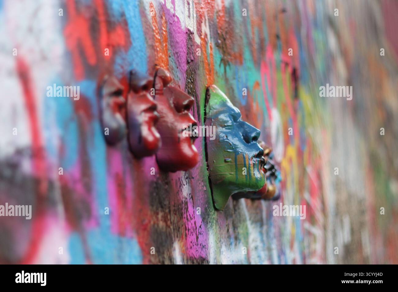 Sculture colorate sul muro di John Lennon a Praga, Repubblica Ceca Foto Stock